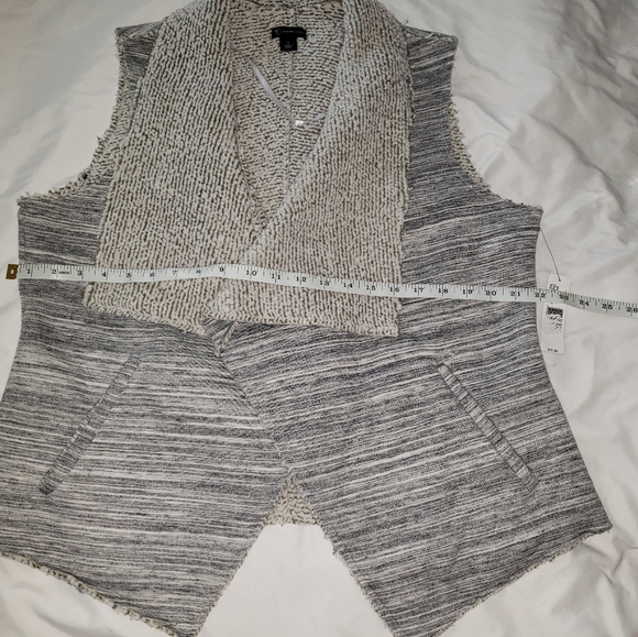 ND New Direction Size Large Gray and white vest - Picture 6 of 10